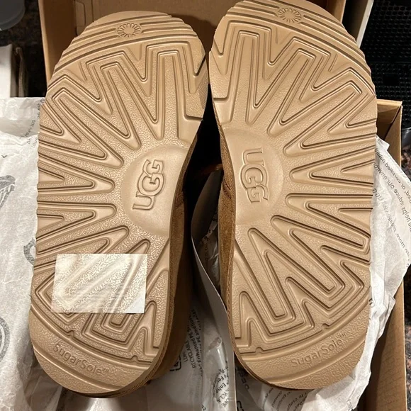 NWT - Ugg Neumel II chukka boot.  Chestnut color.  Big boys Size 6. - Picture 6 of 9